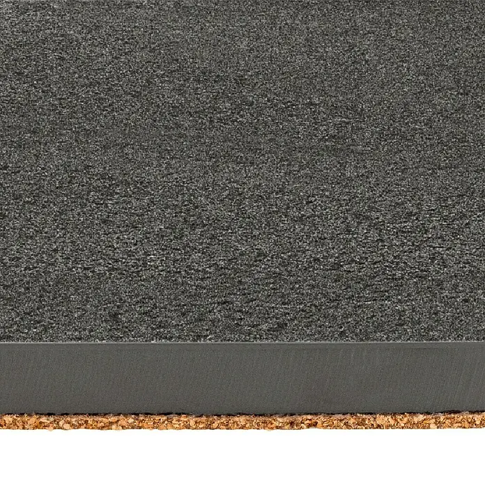 Terrassenfliese Patio - 60 x 60 x 2 cm, Anthrazit, Matt - Nahaufnahme eines dunkelgrauen Bodenbelags mit feiner Textur und einer darunter liegenden Korkschicht für zusätzliche Dämmung.