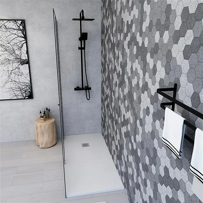 Plato de ducha Gravity - L x An: 70 x 100 cm, Blanco - Baño moderno con sistema de ducha negro, plato de ducha blanco, mampara de cristal y azulejos hexagonales grises.