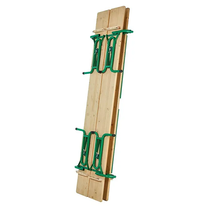 Sunfun Bierzeltgarnitur - 3 -tlg., Nadelholz/Stahl, Klappbar, Naturbraun/Grün, Tisch (L x B x H): 220 x 50 x 77 cm, Bank (B x T x H): 220 x 25 x 49 cm, Mit Rückenlehne - Zusammengeklappter Bierzelttisch mit grünen Metallbeinen. Der Tisch ist aus hellem Holz gefertigt und steht senkrecht.