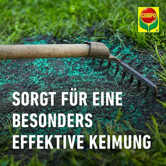 Compo Saat Rasensamen Reparatur-Mix - 1,2 kg, 50 m² - Grüne Granulate im Boden mit einer Harke, die eine besonders effektive Keimung sichern.