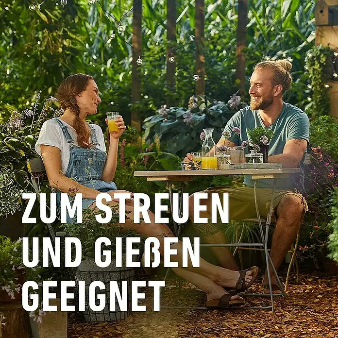 Compo Ameisen-Mittel Ameisen-frei - 500 g - Paar entspannt in üppigem Garten, bewirbt zum Streuen und Gießen geeignete Produkte.