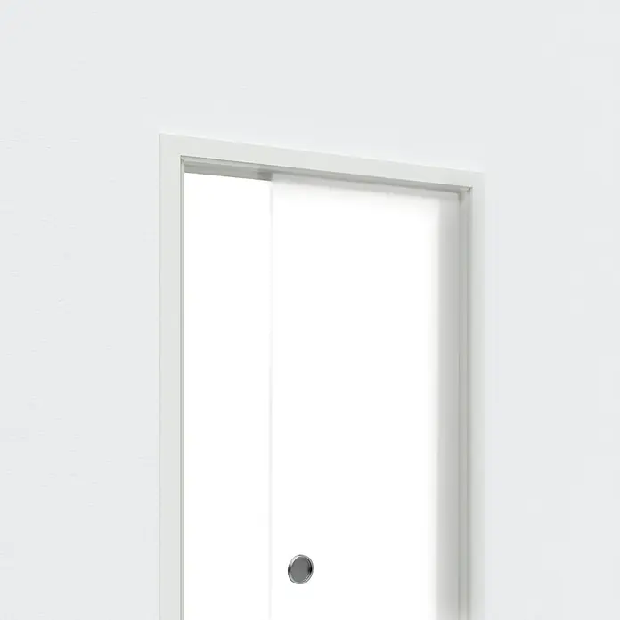 Entravia Zarge CW75 - 610 x 1.985 mm, Glasschiebetüren, 1-flügelig, Passend für: Entravia Simple-Pocket Schiebetürsystem, Weiß lackiert, ähnlich RAL 9016 - Aufnahme einer weißen Schiebetür, die teilweise geöffnet ist und einen Blick nach draußen freigibt, mit einem schlichten, modernen Design.