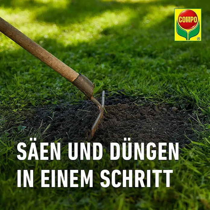 Compo Saat Rasensamen Reparatur-Mix - 1,2 kg, 50 m² - Gartenszene mit einer Hacke, die Erde für Aussaat und Düngung vorbereitet.