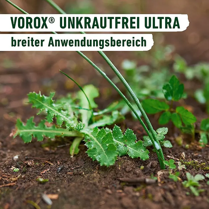 Compo Vorox Unkrautfrei Ultra - 250 ml - VOROX® UNKRAUTFREI ULTRA Unkrautvernichter auf grünen Unkräutern auf Erde, zeigt seinen breiten Anwendungsbereich.