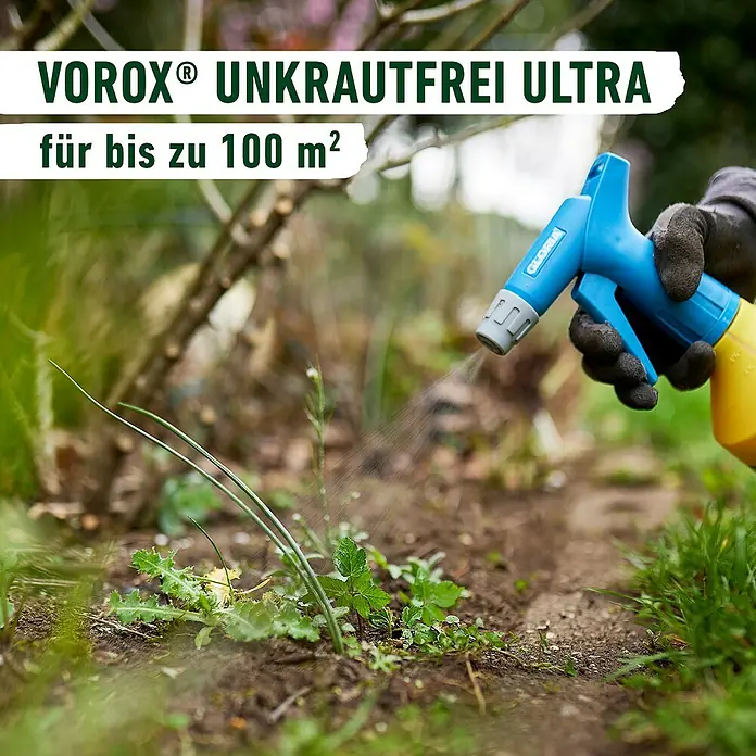 Compo Vorox Unkrautfrei Ultra - 250 ml - Behandschuhte Hand sprüht blauen und gelben VOROX Unkrautvernichter auf Unkraut im Garten.