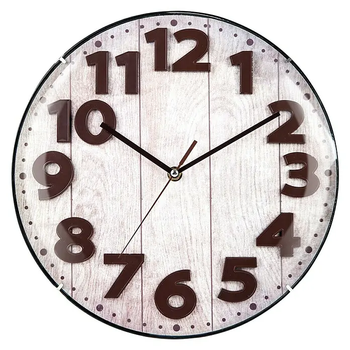 Wanduhr - Durchmesser: 30 cm, Beige - Nahaufnahme einer runden Wanduhr mit Holzmaserung und großen, gut lesbaren Ziffern. Die Uhr hat ein minimalistisches und modernes Design.