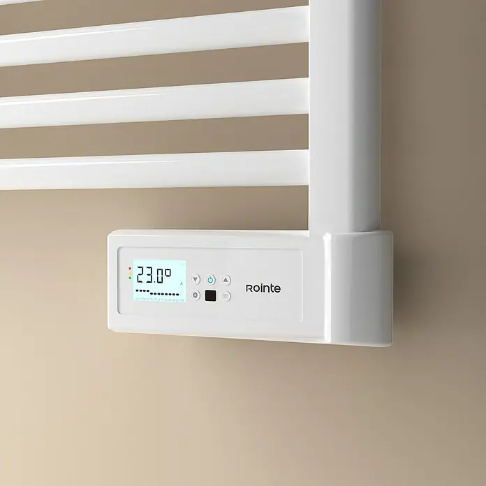 Rointe Radiador toallero eléctrico Giza LCD - An x Al: 50 x 88 cm, 300 W, Blanco - Primer plano de un radiador toallero Rointe blanco con control digital en una pared.