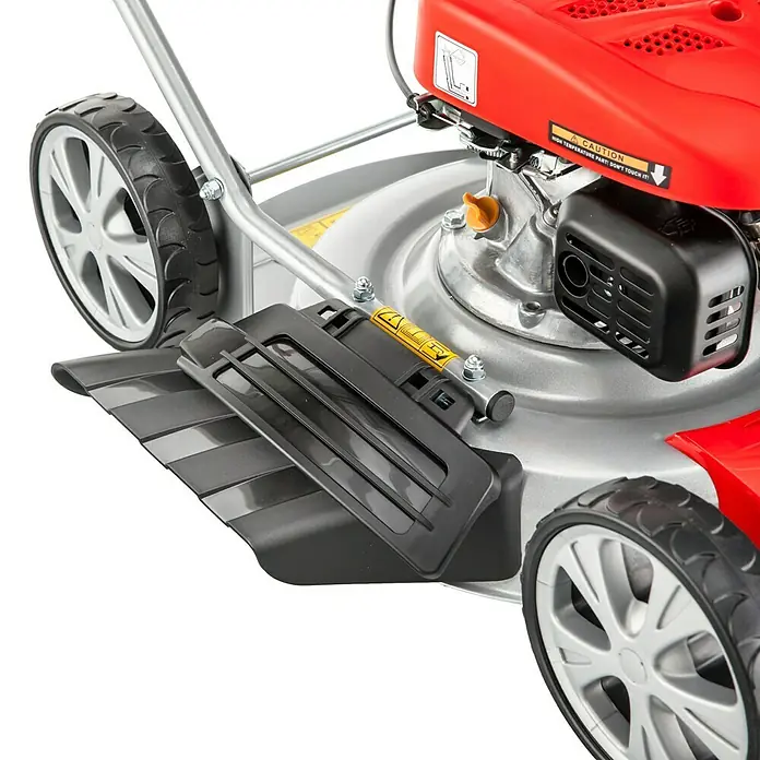AL-KO Benzin-Rasenmäher Silver 468 P-A Bio - 123 cm³, Schnittbreite: 46 cm - Nahaufnahme eines Rasenmähers, der Details wie Räder, Motor und den Auswurfkanal hervorhebt.