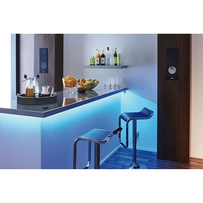 Paulmann YourLED LED-Band - 3 m, RGB - Eine Bar mit blauer Beleuchtung, zwei Barhockern, Getränken und Lautsprechern an der Wand.