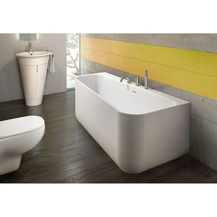 Ottofond Raumsparbadewanne Debby - 155 x 75 cm, Sanitäracryl, Weiß, Links, Mit Ablaufgarnitur und Wannenrandarmatur - Elegante Badewanne in einem modernen Badezimmer. Die freistehende Wanne ist das Highlight dieses stilvollen Raumes mit Holzboden und gelben Akzenten.