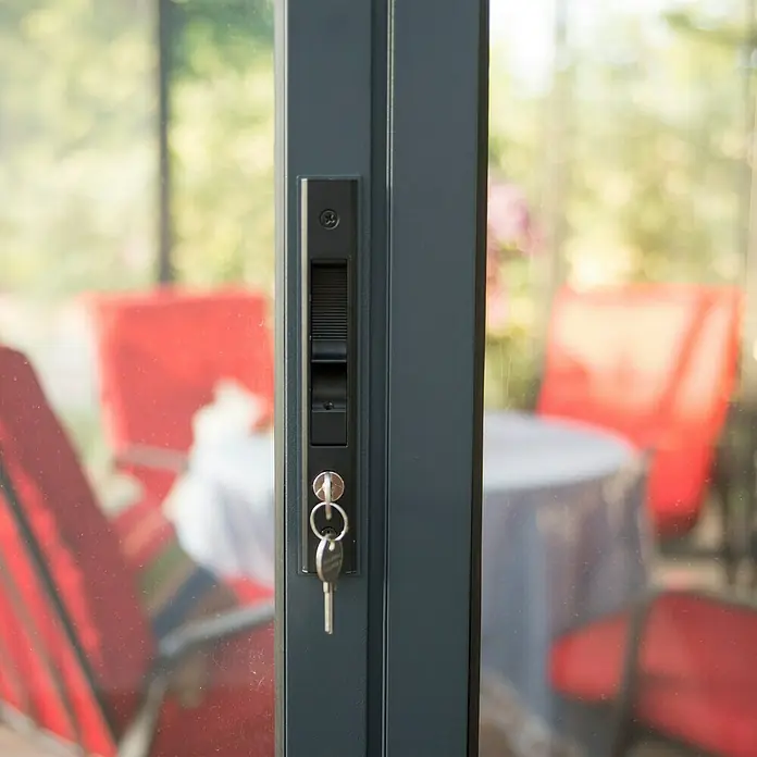 Palram – Canopia Gartenpavillon Ledro 3600 - B x T: 360 x 360 cm, Farbe Gestell: Anthrazit, Aluminium - Detailaufnahme eines abschließbaren Fenstergriffs aus grauem Metall mit Schlüssel.
