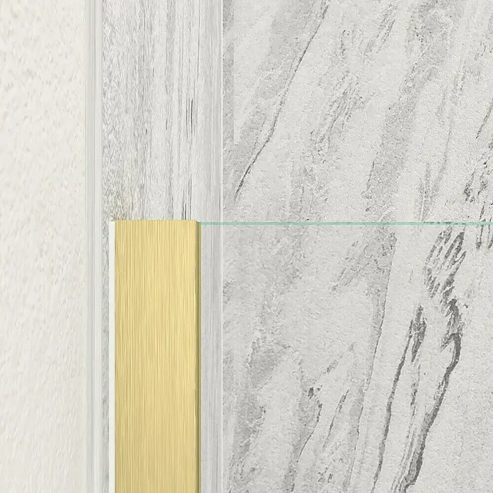 Aurlane Duschwand Parma - B x H: 120 x 200 cm, Gebürstet, Gold - Gebürstete Goldleiste neben heller Holzvertäfelung und grauem Marmor, mit einer durchsichtigen Glasablage.