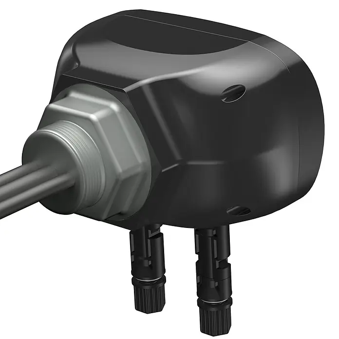 Heizstab - 550 W - Dunkelgraue elektrische Anschlussdose mit hellgrauer Kabelverschraubung und zwei schwarzen zylindrischen Steckern.