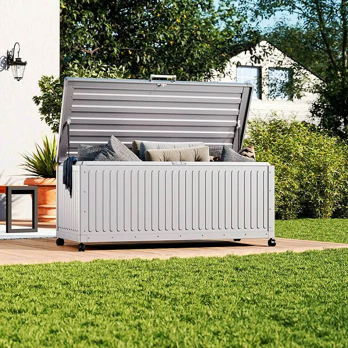 Gartenbox - 164 x 74 x 70 cm, Stahl, Hellgrau - Graue Gartenbox mit offenem Deckel, gefüllt mit Kissen und Decken, steht auf einer Holzterrasse im Garten.