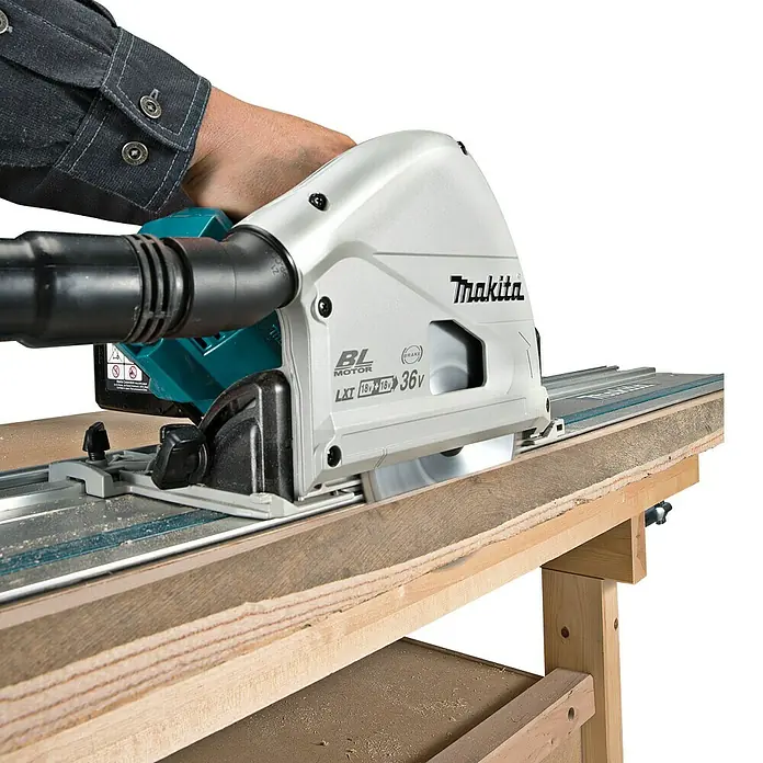 Makita LXT 18V Akku-Tauchsäge DSP600ZJ - 18 V, Ohne Akku, 2.500 U/min - 6.300 U/min - Makita Akku-Tauchsäge im Einsatz beim Schneiden von Holz. Das Werkzeug ist präzise und ideal für Holzarbeiten.