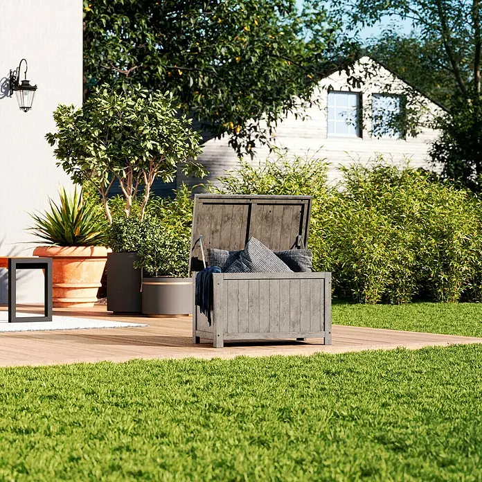 Butenkist Gartenbox Henriette - L x B x H: 75 x 45 x 45 cm, Holz, Warm Grey - Holzkiste mit Kissen und Decke auf einer Holzterrasse im Garten. Perfekt zum Aufbewahren von Gartenutensilien und Sitzkissen.