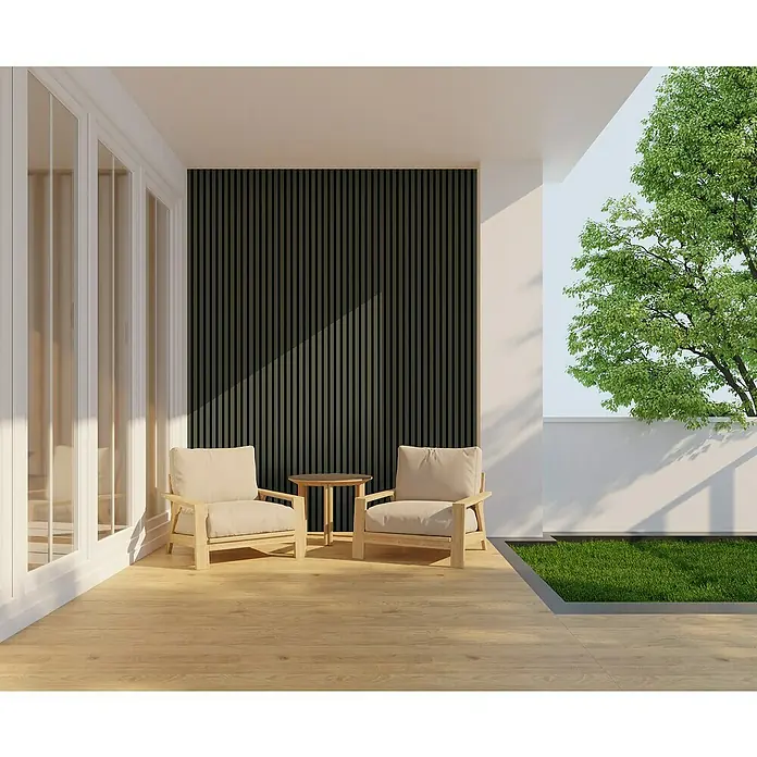 FN Neuhofer Akustikpaneel Aluminium Eloxiert - Bronze, L x B x S: 2.400 x 565 x 19 mm - Gemütliche Terrasse mit zwei Holzstühlen und kleinem Tisch vor einer Wand mit vertikalen Lamellen. Sonnenlicht sorgt für eine warme Atmosphäre.