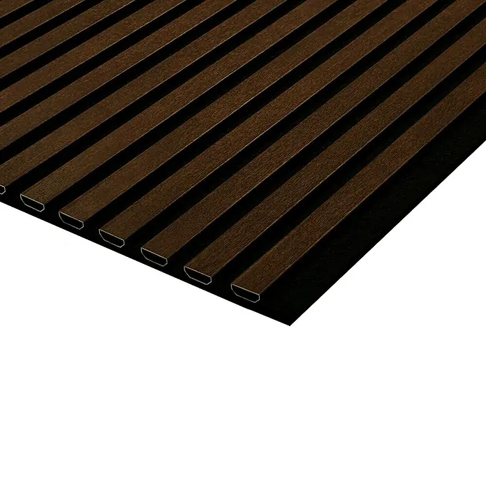 FN Neuhofer Akustikpaneel Aluminium Foliert - Eiche Medium, L x B x S: 2.400 x 565 x 17 mm - Nahaufnahme einer braunen Holzpaneelwand mit schmalen, parallel verlaufenden Lamellen für moderne Innenarchitektur.