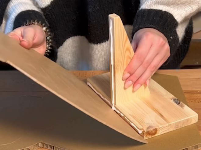 Die Halterung wird mit Holzleim an die ausgeschnittene Holzplatte in Hasenform geklebt