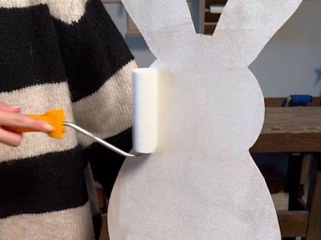 DIY Osterhase aus Holzplatten wird mit weißer Farbe angestrichen