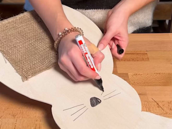 DIY Osterhase aus Holzplatte wird mit schwarzem Edding verziert