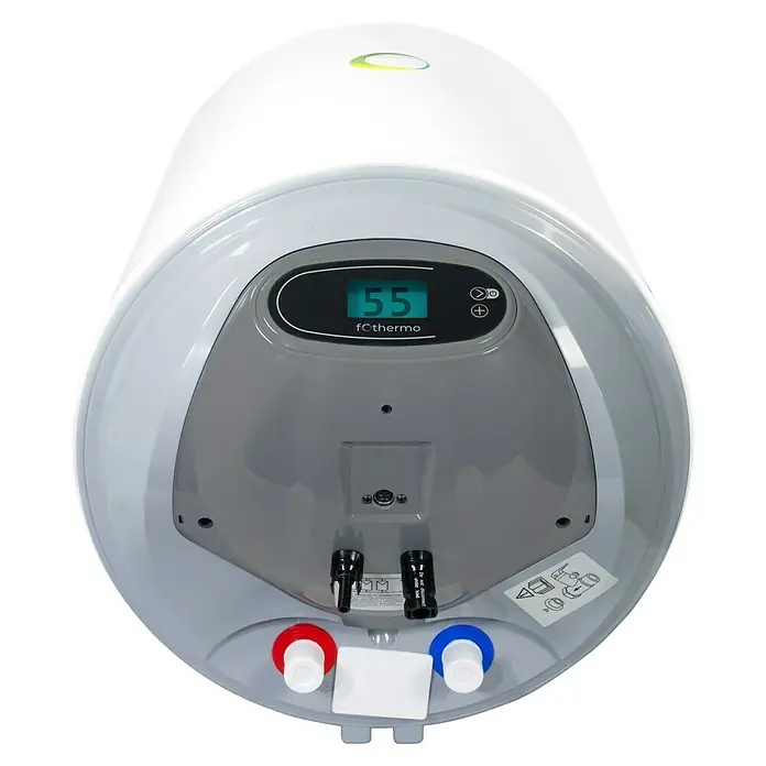 Boiler Solar - 29 l - Weiß-grauer Warmwasserbereiter mit Digitalanzeige '55' und fCthermo-Branding. Unten rote und blaue Wasseranschlüsse.