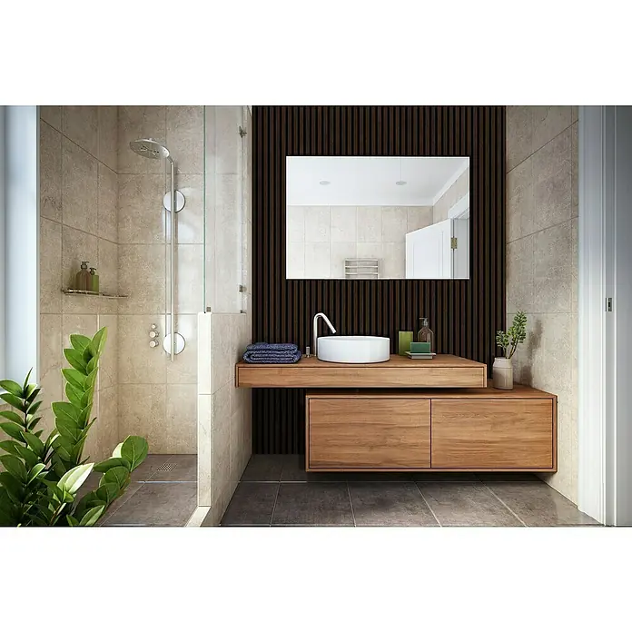 FN Neuhofer Akustikpaneel Aluminium Foliert - Eiche Medium, L x B x S: 2.400 x 565 x 17 mm - Badezimmer mit Dusche, Waschtisch mit Spiegel und Holzelementen. Das moderne Design kombiniert helle Fliesen mit dunklen Akzenten.