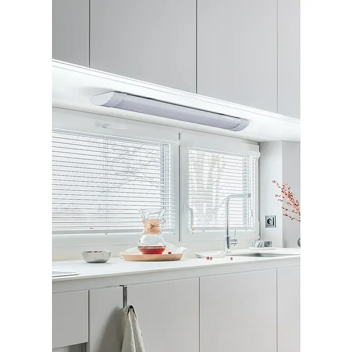 Eglo LED-Unterbauleuchte Sicciarotta - Lichtfarbe: Neutralweiß, 220 V - 240 V, Länge: 60 cm - Eine lange, weiße LED-Unterbauleuchte unter weißen Küchenschränken, die die Arbeitsplatte unter einem Fenster beleuchtet.