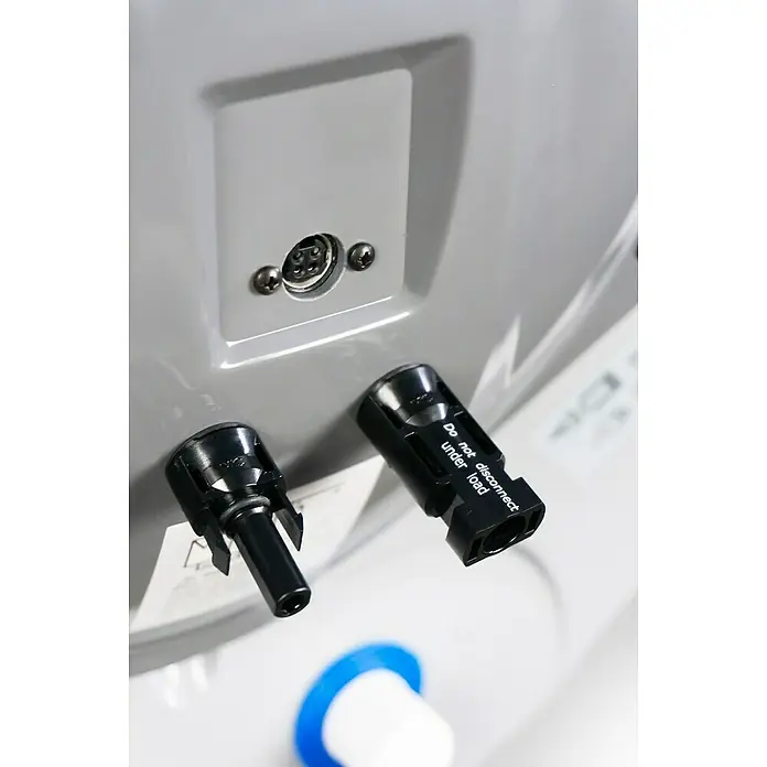 Boiler Solar - 29 l - Schwarze elektrische Anschlüsse, einer mit Warnung "Do not disconnect under load", und ein 4-poliger Metallanschluss an einem grauen Gerät.