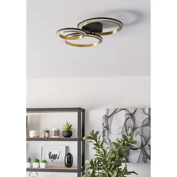 Eglo Calliera LED-Deckenleuchte Calliera - 20 W, L x B x H: 49 x 44,5 x 11 cm, Schwarz, Messing, Neutralweiß - Moderne Deckenleuchte mit drei ineinandergreifenden schwarzen, weißen und goldenen Ringen, an der Decke montiert.