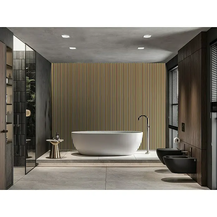FN Neuhofer Akustikpaneel Aluminium Eloxiert - Gold, L x B x S: 2.400 x 565 x 19 mm - Helles Badezimmer mit einer freistehenden Badewanne und dunklen Akzenten, die ein modernes und stilvolles Ambiente schaffen.
