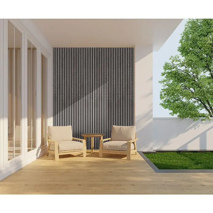 FN Neuhofer Akustikpaneel Aluminium Foliert - Beton, L x B x S: 2.400 x 565 x 17 mm - Terrasse mit zwei Sesseln und kleinem Tisch, ideal zum Entspannen. Die Holzverkleidung an der Wand sorgt für eine angenehme Atmosphäre.
