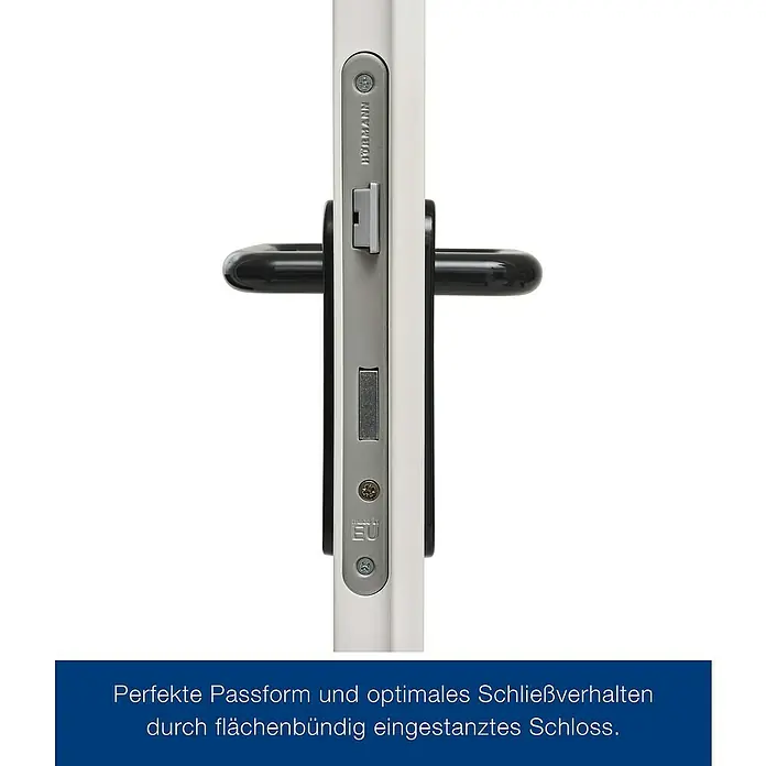 Hörmann ZK-Element - 75 x 212,5 cm, DIN Anschlag: Links, Verkehrsweiß - Flächenbündiges, graues Metall-Türschloss mit schwarzem Griff im weißen Türrahmen, mit Beschriftung und "made in EU".