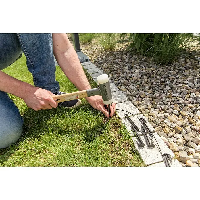 AL-KO Befestigungshaken für Mähroboter - AL-KO Mähroboter, 90 Stk. - Gartenarbeit mit einem Gummihammer, um Rasenkantensteine mit Erdankern zu befestigen, für eine saubere und professionelle Gartengestaltung.