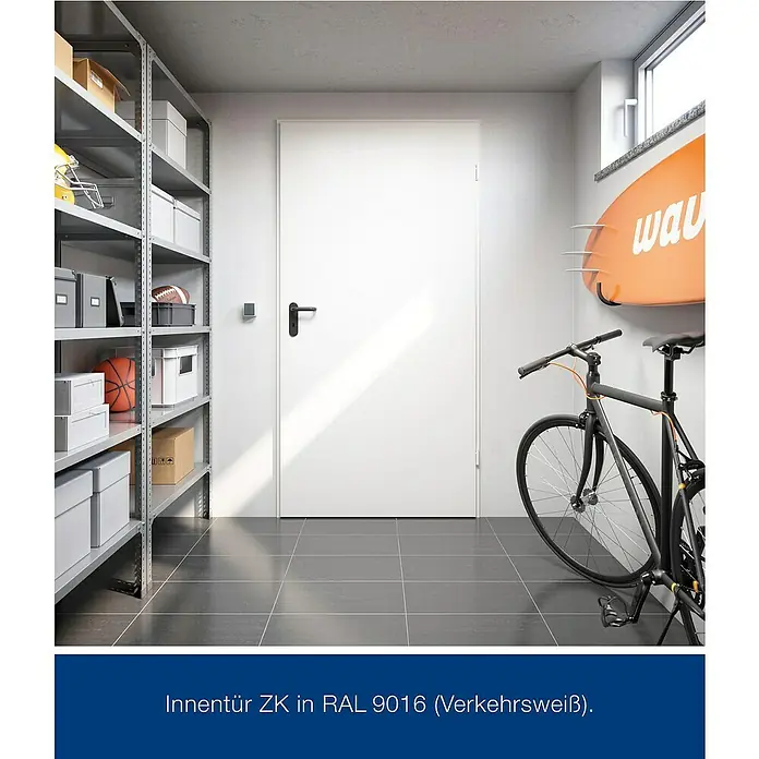 Hörmann ZK-Element - 87,5 x 200 cm, DIN Anschlag: Rechts, Verzinkt - Weiße Innentür ZK in RAL 9016 (Verkehrsweiß) vor Lagerregal und einem Fahrrad.