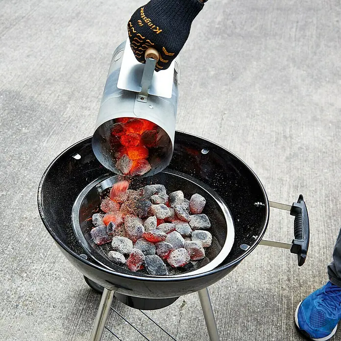 Grillstar Anzündkamin - Ø x H: 19 x 27 cm - Anzündkamin wird über einem Holzkohlegrill ausgeleert, um eine perfekte Glut zu erzeugen, ideal für Grillabenteuer im Freien.