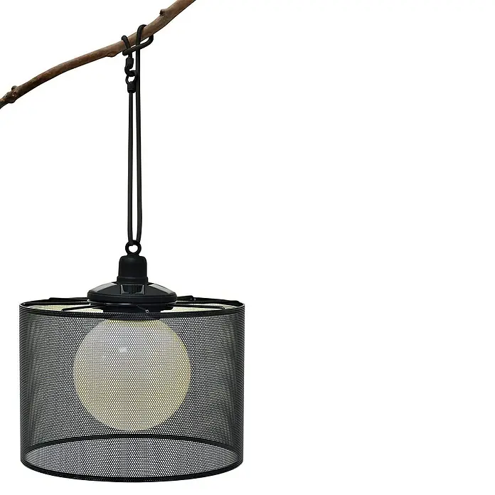 BAUHAUS Solar-Hängeleuchte Basket - L x B x H: 30 x 30 x 70 cm, Schwarz, IP44 - Solarbetriebene Hängelampe mit schwarzem Metallschirm und warmweißer Glühbirne, aufgehängt an einem Ast.