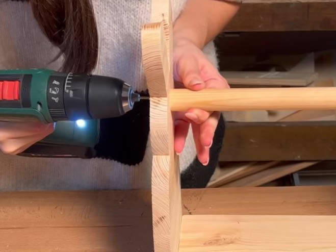 Ein Rundstab wird oben am DIY Osterhasen-Korb mit einem Akkuschrauber montiert