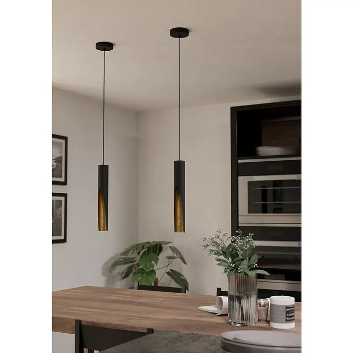 Eglo LED-Pendelleuchte Barbotto - 4,5 W, L x B x H: 92,5 x 6 x 110 cm, Schwarz, Warmweiß, Anzahl Leuchtmittel: 1 Stk. - Zwei schwarze Pendelleuchten mit goldenen Innenseiten hängen über einem Holztisch in einer modernen Küche.