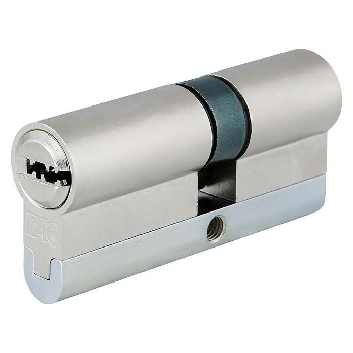 FAC Cilindro de perfil níquel satinado - Longitud total interior: 30 mm, Longitud total exterior: 50 mm, Número de llaves: 5 ud. - Primer plano de un cilindro de metal FAC, que garantiza altos niveles de seguridad y fiabilidad para puertas.