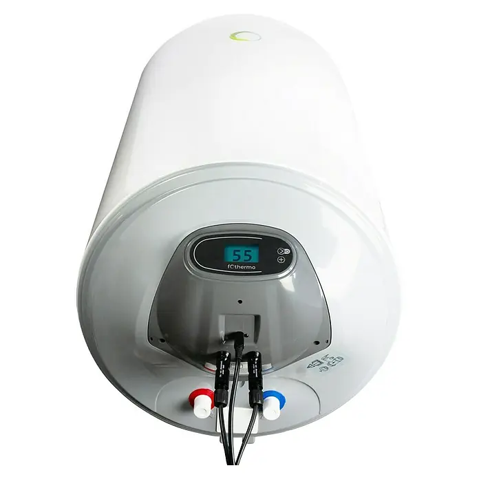 Boiler Solar - 77 l - Weißer zylindrischer Warmwasserbereiter mit grauem Digitalbedienfeld, das '55' anzeigt und Wasseranschlüsse unten.