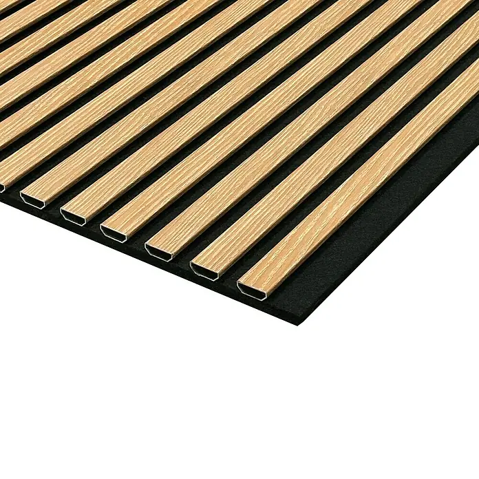 FN Neuhofer Akustikpaneel Aluminium Foliert - Eiche, L x B x S: 2.400 x 565 x 17 mm - Detailaufnahme einer Akustikwand mit Holzlamellen auf schwarzem Filz. Ideal für Schallschutz und modernes Design im Raum.