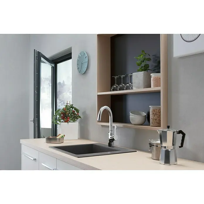 Hansgrohe Grifo de cocina Focus M42 - Cromo, Mate - Imagen de un fregadero de cocina con grifo, estantes y accesorios. El fregadero gris se integra perfectamente en la encimera clara.