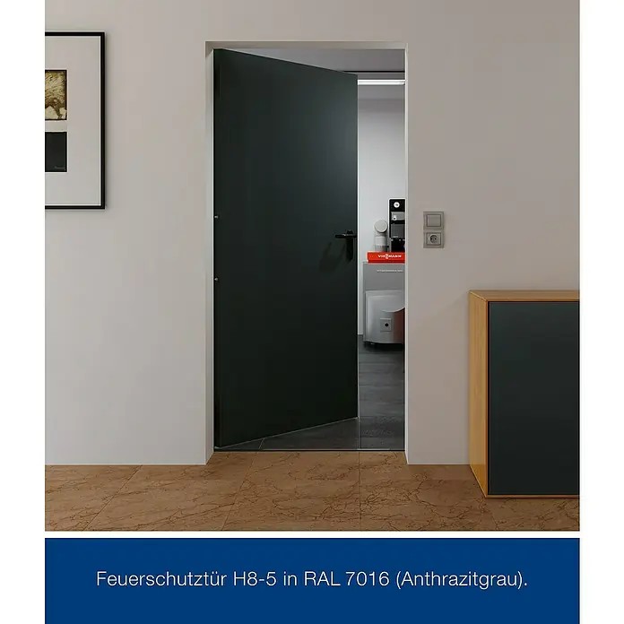 Hörmann Mehrzwecktür - 87,5 x 200 cm, DIN Anschlag: Links/Rechts, Anthrazitgrau - Feuerschutztür H8-5 in RAL 7016 (Anthrazitgrau) teilweise geöffnet. Robuste und sichere Türlösung für erhöhten Schutz.