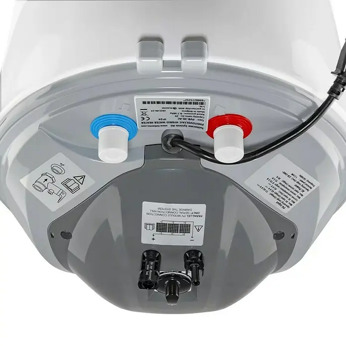 Boiler Solar-Hybrid - 29 l - Unterseite eines weiß-grauen Hybrid-Warmwasserbereiters mit Rohr-, Elektro- und Solar-PV-Anschlüssen sowie Typenschildern.