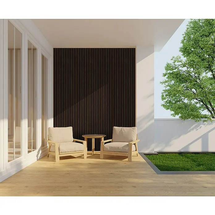 FN Neuhofer Akustikpaneel Aluminium Foliert - Eiche Medium, L x B x S: 2.400 x 565 x 17 mm - Das Bild zeigt zwei bequeme Sessel aus hellem Holz und beige Stoffbezug auf einer sonnigen Terrasse mit Holzboden.