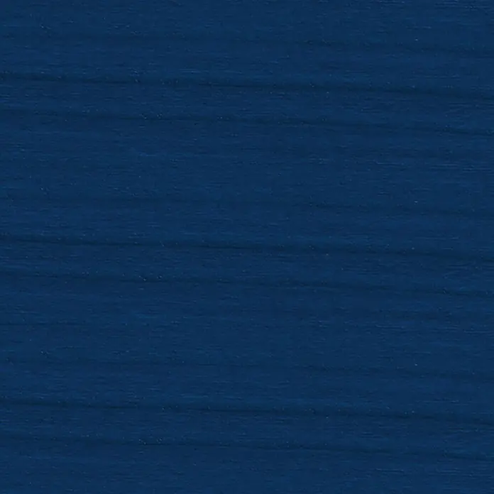 Clou Aqua Lacklasur Combi-Clou L17 - Blau, 375 ml, Seidenmatt - Detailaufnahme einer Holzoberfläche mit Maserung in einem satten, tiefen Blauton. Ideal für Texturen und Hintergründe mit natürlicher Ästhetik.