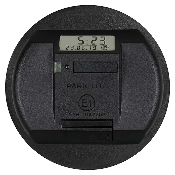 Needit Elektrische Parkscheibe Park Lite One - Schwarz, Batteriebetrieben - Schwarze digitale Parkscheibe aus Kunststoff, zeigt 5:23 und 23.06.19. Mit „PARK LITE“ Branding und E1-Zertifizierung.