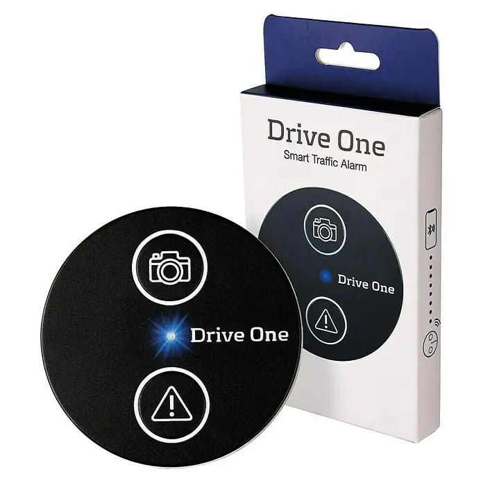 Needit Drive One - Mit Batterien - Schwarzes rundes Drive One Smart-Verkehrsalarmgerät mit Symbolen, neben seiner weißen und violetten Verpackungsbox.