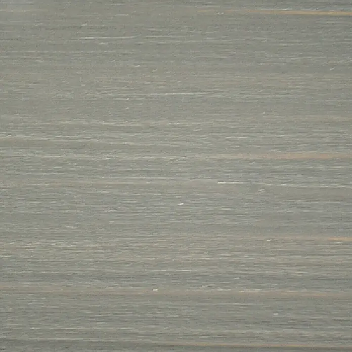 Clou Aqua Lacklasur Combi-Clou L17 - Steingrau, 375 ml, Seidenmatt - Nahaufnahme einer Holzoberfläche mit Maserung in Grau- und Brauntönen. Die Textur verleiht dem Material eine natürliche Optik.